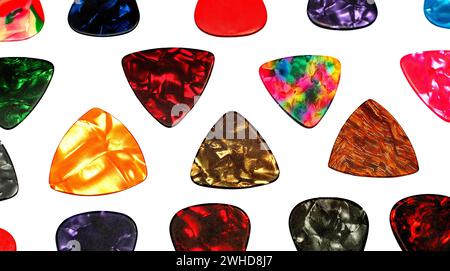 Mehrfarbige Gitarrenplectrums und Picks vor weißem Hintergrund Collage Design abstrakte Farben Geschenkpapier-Tapete Stockfoto