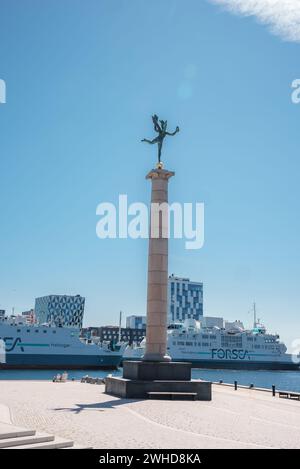 Statue mit Blick auf Oresund mit FORSEA Ferry, Dänemark oder Schweden Stockfoto
