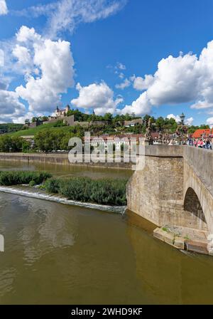 Blick auf die Festung Marienberg in Würzburg von der Alten Mainbrücke, Unterfranken, Franken, Bayern, Deutschland Stockfoto