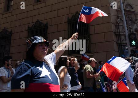 Santiago, Metropolitana, Chile. Februar 2024. Anhänger von Sebastian Pinera versammeln sich vor dem Präsidentenpalast La Moneda während der Beerdigung des ehemaligen Präsidenten in Santiago, Chile. Pinera starb im Alter von 74 Jahren, nachdem der Hubschrauber, den er während seines Urlaubs im Lago Ranco im Süden Chiles steuerte, abgestürzt war. (Kreditbild: © Matias Basualdo/ZUMA Press Wire) NUR REDAKTIONELLE VERWENDUNG! Nicht für kommerzielle ZWECKE! Quelle: ZUMA Press, Inc./Alamy Live News Stockfoto