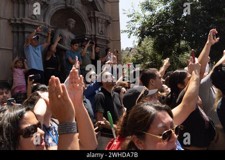 Santiago, Metropolitana, Chile. Februar 2024. Anhänger von Sebastian Pinera versammeln sich vor dem Präsidentenpalast La Moneda während der Beerdigung des ehemaligen Präsidenten in Santiago, Chile. Pinera starb im Alter von 74 Jahren, nachdem der Hubschrauber, den er während seines Urlaubs im Lago Ranco im Süden Chiles steuerte, abgestürzt war. (Kreditbild: © Matias Basualdo/ZUMA Press Wire) NUR REDAKTIONELLE VERWENDUNG! Nicht für kommerzielle ZWECKE! Quelle: ZUMA Press, Inc./Alamy Live News Stockfoto