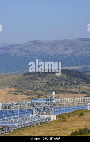 Thermodynamisches Solarkraftwerk vom Fresnel-Typ in llo, Frankreich Stockfoto