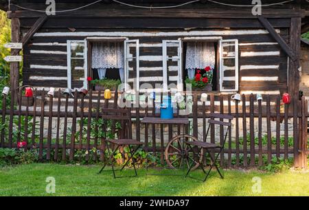 Restauriertes malerisches traditionelles Dorfblockhaus in Čistá u Litomyšle, Region Pardubice, Tschechische Republik Stockfoto