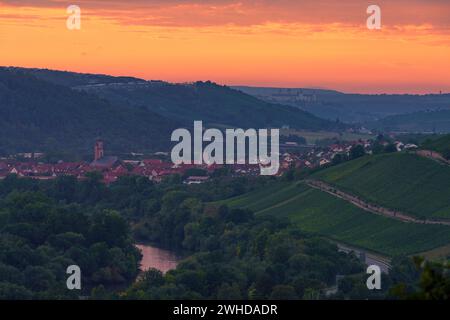 Abendstimmung über Sommerhausen am Main und seinen Weinbergen, Landkreis Würzburg, Franken, Unterfranken, Bayern, Deutschland Stockfoto