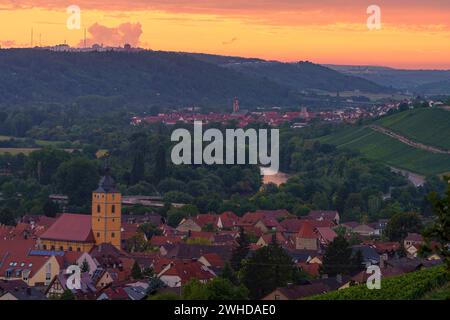 Abendstimmung über Sommerhausen am Main und seinen Weinbergen, Landkreis Würzburg, Franken, Unterfranken, Bayern, Deutschland Stockfoto