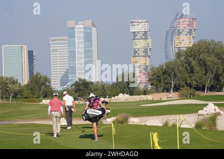 Doha, Katar. Februar 2024. Golfer und Caddies gehen am Freitag, den 9. Februar, Tag zwei der Commercial Qatar Masters 2024, einer DP Tour-Veranstaltung, die vom 8. Bis 11. Februar in Katars Hauptstadt Doha stattfindet, zum nächsten Loch im Doha Golf Club in Katar. Quelle: Armstrong Vas/Alamy Live News Stockfoto