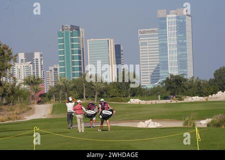 Doha, Katar. Februar 2024. Golfer und Caddies gehen am Freitag, den 9. Februar, Tag zwei der Commercial Qatar Masters 2024, einer DP Tour-Veranstaltung, die vom 8. Bis 11. Februar in Katars Hauptstadt Doha stattfindet, zum nächsten Loch im Doha Golf Club in Katar. Quelle: Armstrong Vas/Alamy Live News Stockfoto