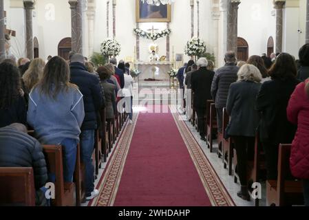 Ein Schuss der Messe zu Ehren des Heiligen Maroun in der maronitischen Kirche St. Maroun, Beirut, Libanon, 9. Februar 2024. Maroun war ein syrischer christlicher Einsiedler aus dem 4. Jahrhundert, dessen Anhänger nach seinem Tod eine religiöse Bewegung gründeten, die später als Maronitische Kirche bekannt war, in voller Gemeinschaft mit der katholischen Kirche. Im Libanon 9. Februar, St. Maroun Day ist ein Feiertag für christliche Menschen und Institutionen. Heute ist der maronitische Patriarch von Antiochien, d.h. der Leiter der maronitischen Kirche, Bechara Boutros Rai. (Foto: Elisa Gestri/SIPA USA) Stockfoto