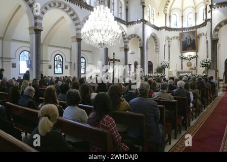 Ein Schuss der Messe zu Ehren des Heiligen Maroun in der maronitischen Kirche St. Maroun, Beirut, Libanon, 9. Februar 2024. Maroun war ein syrischer christlicher Einsiedler aus dem 4. Jahrhundert, dessen Anhänger nach seinem Tod eine religiöse Bewegung gründeten, die später als Maronitische Kirche bekannt war, in voller Gemeinschaft mit der katholischen Kirche. Im Libanon 9. Februar, St. Maroun Day ist ein Feiertag für christliche Menschen und Institutionen. Heute ist der maronitische Patriarch von Antiochien, d.h. der Leiter der maronitischen Kirche, Bechara Boutros Rai. (Foto: Elisa Gestri/SIPA USA) Stockfoto