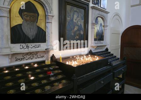 Ein Schuss der Messe zu Ehren des Heiligen Maroun in der maronitischen Kirche St. Maroun, Beirut, Libanon, 9. Februar 2024. Maroun war ein syrischer christlicher Einsiedler aus dem 4. Jahrhundert, dessen Anhänger nach seinem Tod eine religiöse Bewegung gründeten, die später als Maronitische Kirche bekannt war, in voller Gemeinschaft mit der katholischen Kirche. Im Libanon 9. Februar, St. Maroun Day ist ein Feiertag für christliche Menschen und Institutionen. Heute ist der maronitische Patriarch von Antiochien, d.h. der Leiter der maronitischen Kirche, Bechara Boutros Rai. (Foto: Elisa Gestri/SIPA USA) Stockfoto