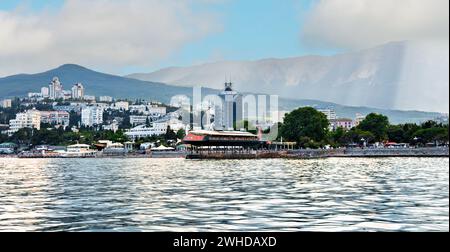 Russland. Krim. Partenit. Park Paradise Aivazovsky. Die Leute gehen auf einen Ausflug. Juli 2019. Stockfoto