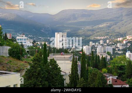 Russland. Krim. Partenit. Park Paradise Aivazovsky. Die Leute gehen auf einen Ausflug. Juli 2019. Stockfoto