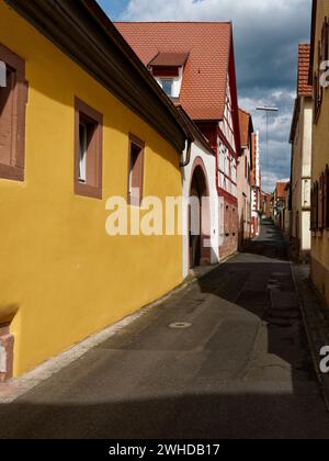 Historische Ortsmitte der Weinbaugemeinde Thüngersheim am Main im Abendlicht, Main-Spessart-Bezirk, Niederfranken, Bayern, Deutschland Stockfoto