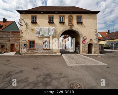 Historische Ortsmitte der Weinbaugemeinde Thüngersheim am Main im Abendlicht, Main-Spessart-Bezirk, Niederfranken, Bayern, Deutschland Stockfoto