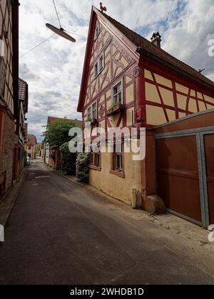 Historische Ortsmitte der Weinbaugemeinde Thüngersheim am Main im Abendlicht, Main-Spessart-Bezirk, Niederfranken, Bayern, Deutschland Stockfoto