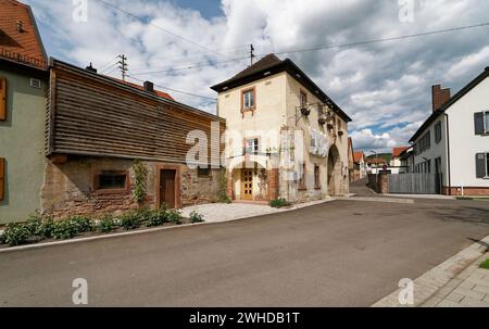 Historische Ortsmitte der Weinbaugemeinde Thüngersheim am Main im Abendlicht, Main-Spessart-Bezirk, Niederfranken, Bayern, Deutschland Stockfoto