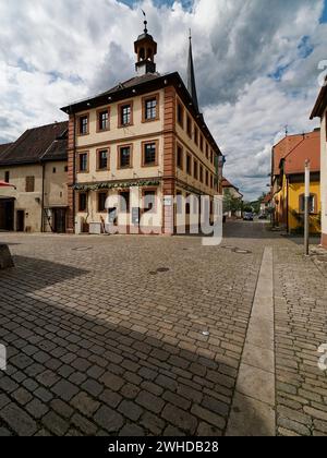 Historische Ortsmitte der Weinbaugemeinde Thüngersheim am Main im Abendlicht, Main-Spessart-Bezirk, Niederfranken, Bayern, Deutschland Stockfoto