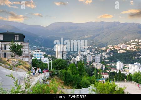 Russland. Krim. Partenit. Park Paradise Aivazovsky. Die Leute gehen auf einen Ausflug. Juli 2019. Stockfoto