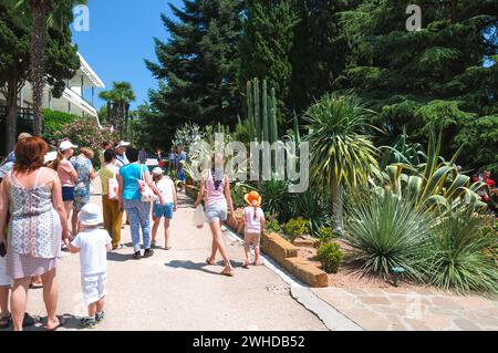 Russland. Krim. Partenit. Park Paradise Aivazovsky. Die Leute gehen auf einen Ausflug. Juli 2019. Stockfoto