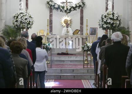 Ein Schuss der Messe zu Ehren des Heiligen Maroun in der maronitischen Kirche St. Maroun, Beirut, Libanon, 9. Februar 2024. Maroun war ein syrischer christlicher Einsiedler aus dem 4. Jahrhundert, dessen Anhänger nach seinem Tod eine religiöse Bewegung gründeten, die später als Maronitische Kirche bekannt war, in voller Gemeinschaft mit der katholischen Kirche. Im Libanon 9. Februar, St. Maroun Day ist ein Feiertag für christliche Menschen und Institutionen. Heute ist der maronitische Patriarch von Antiochien, d.h. der Leiter der maronitischen Kirche, Bechara Boutros Rai. (Foto: Elisa Gestri/SIPA USA) Stockfoto