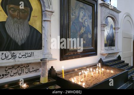 Ein Schuss der Messe zu Ehren des Heiligen Maroun in der maronitischen Kirche St. Maroun, Beirut, Libanon, 9. Februar 2024. Maroun war ein syrischer christlicher Einsiedler aus dem 4. Jahrhundert, dessen Anhänger nach seinem Tod eine religiöse Bewegung gründeten, die später als Maronitische Kirche bekannt war, in voller Gemeinschaft mit der katholischen Kirche. Im Libanon 9. Februar, St. Maroun Day ist ein Feiertag für christliche Menschen und Institutionen. Heute ist der maronitische Patriarch von Antiochien, d.h. der Leiter der maronitischen Kirche, Bechara Boutros Rai. (Foto: Elisa Gestri/SIPA USA) Stockfoto