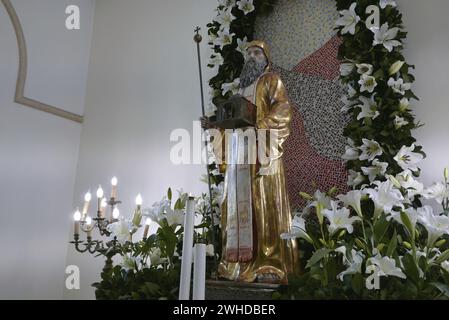 Ein Schuss der Messe zu Ehren des Heiligen Maroun in der maronitischen Kirche St. Maroun, Beirut, Libanon, 9. Februar 2024. Maroun war ein syrischer christlicher Einsiedler aus dem 4. Jahrhundert, dessen Anhänger nach seinem Tod eine religiöse Bewegung gründeten, die später als Maronitische Kirche bekannt war, in voller Gemeinschaft mit der katholischen Kirche. Im Libanon 9. Februar, St. Maroun Day ist ein Feiertag für christliche Menschen und Institutionen. Heute ist der maronitische Patriarch von Antiochien, d.h. der Leiter der maronitischen Kirche, Bechara Boutros Rai. (Foto: Elisa Gestri/SIPA USA) Stockfoto