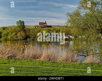 Abend über der Mainaue zwischen Fahr am Main und Volkach und der Kirche Maria im Weingarten, Landkreis Kitzingen, Niederfranken, Bayern, Deutschland Stockfoto