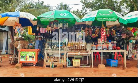 SIEM Reap, Kamboda, 4. Juli 2019 - Benzin und Kerosin werden in Siem Reap von Händlern in Kambodscha in Flaschen verkauft Stockfoto