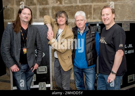John Lees Barclay James Harvest mit L-R: Kevin Whitehead Schlagzeug, Jez Smith Keyboards, Gründungsmitglied John Lees Gesang, Gitarre, 66 und Craig Fletcher Bass, Gesang Backstage vor einem Auftritt im Rahmen Ihrer European Tour 2013 im Alten Schlachthof Dresden. Die britische Progressive-Rockband Barclay James Harvest wurde ursprünglich 1967 gegründet und bekannt mit orchestral geprägten Rocksongs. Seit 1998 gibt es zwei Bands dieses Namens: BJH splittete sich einerseits in John Lees Barclay James Harvest und andererseits in Barclay James Harvest mit Les Holroyd Kultur, Porträt *** John Stockfoto