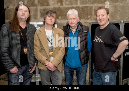 John Lees Barclay James Harvest mit L-R: Kevin Whitehead Schlagzeug, Jez Smith Keyboards, Gründungsmitglied John Lees Gesang, Gitarre, 66 und Craig Fletcher Bass, Gesang Backstage vor einem Auftritt im Rahmen Ihrer European Tour 2013 im Alten Schlachthof Dresden. Die britische Progressive-Rockband Barclay James Harvest wurde ursprünglich 1967 gegründet und bekannt mit orchestral geprägten Rocksongs. Seit 1998 gibt es zwei Bands dieses Namens: BJH splittete sich einerseits in John Lees Barclay James Harvest und andererseits in Barclay James Harvest mit Les Holroyd Kultur, Porträt *** John Stockfoto