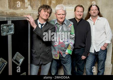 John Lees Barclay James Harvest mit L-R: Craig Fletcher Bass, Gesang, Gründungsmitglied John Lees Gesang, Gitarre, 66, Jez Smith Keyboards und Kevin Whitehead Schlagzeug Backstage vor einem Auftritt im Rahmen Ihrer European Tour 2013 im Alten Schlachthof Dresden. Die britische Progressive-Rockband Barclay James Harvest wurde ursprünglich 1967 gegründet und bekannt mit orchestral geprägten Rocksongs. Seit 1998 gibt es zwei Bands dieses Namens: BJH splittete sich einerseits in John Lees Barclay James Harvest und andererseits in Barclay James Harvest mit Les Holroyd Kultur, Porträt *** John Stockfoto