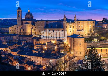 Urbino bei Nacht. Europa, Italien, Marken, Pesaro Urbino, Urbino Stockfoto