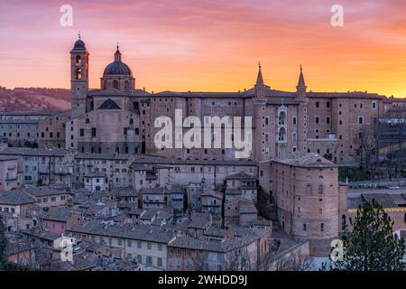 Urbino bei Sonnenaufgang im Winter Europa, Italien, Marken, Pesaro Urbino Provinz, Urbino Stockfoto