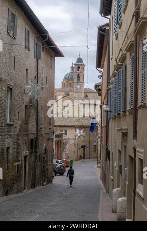 Straße in Urbino, die zur Kathedrale Santa Maria Assunta führt, die mit einem Weihnachtsmotiv dekoriert ist. Europa, Italien, Marken, Pesaro Urbino, Urbino Stockfoto