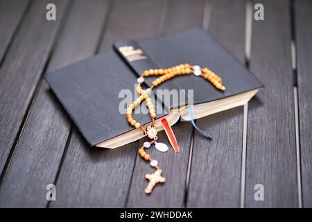 Bibelstandardübersetzung mit Rosenkranz aus Olivenholz Stockfoto