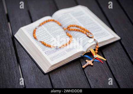 Bibelstandardübersetzung mit Rosenkranz aus Olivenholz Stockfoto