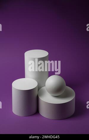 Abstrakter Hintergrund mit verschiedenen geometrischen Formen in weißer Farbe zur Produktpräsentation. Podium für Kosmetikprodukte. Stockfoto