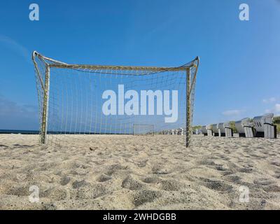 Blick auf das Meer am Horizont durch das Fußballtor am Strand in Markgrafenheide, Ostsee, Deutschland Stockfoto