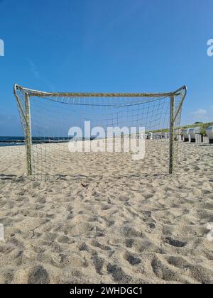 Blick auf das Meer am Horizont durch das Fußballtor am Strand in Markgrafenheide, Ostsee, Deutschland Stockfoto