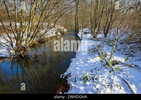 Dortmund, Nordrhein-Westfalen, Deutschland - Winter mit Schnee im Ruhrgebiet, renaturiert Emscher in Dortmund-Aplerbeck. Stockfoto