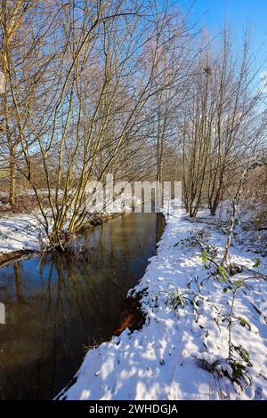 Dortmund, Nordrhein-Westfalen, Deutschland - Winter mit Schnee im Ruhrgebiet, renaturiert Emscher in Dortmund-Aplerbeck. Stockfoto