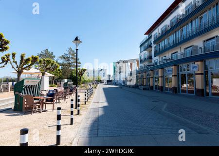 Das bekannte Hotel Hübner am Rande der öffentlichen Strandpromenade in Warnemünde, Hansestadt Rostock, Ostseeküste, Mecklenburg-Vorpommern, Deutschland, Europa Stockfoto