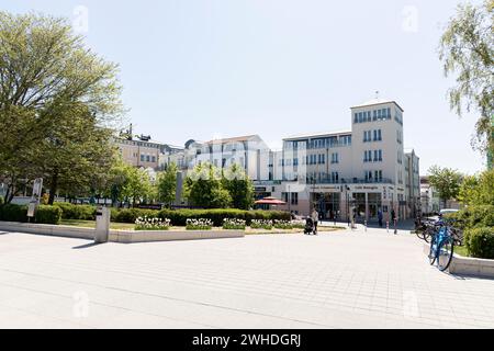 Blick von der öffentlichen Strandpromenade auf eine typische Häuserreihe mit Kaffeehaus in Warnemünde, Hansestadt Rostock, Ostseeküste, Mecklenburg-Vorpommern, Deutschland, Europa Stockfoto