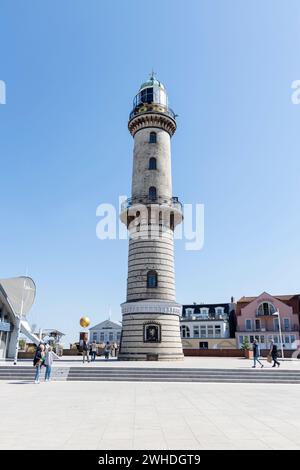 Der alte Leuchtturm an der öffentlichen Strandpromenade in Warnemünde, Hansestadt Rostock, Ostseeküste, Mecklenburg-Vorpommern, Deutschland, Europa Stockfoto