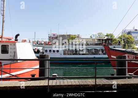 Blick von der Promenade am Alten Strom zum Boot für eine Hafenrundfahrt in Warnemünde, Hansestadt Rostock, Ostseeküste, Mecklenburg-Vorpommern, Deutschland, Europa Stockfoto