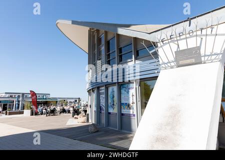 Das Wahrzeichen 'Teepott' an der öffentlichen Strandpromenade in Warnemünde, Hansestadt Rostock, Ostseeküste, Mecklenburg-Vorpommern, Deutschland, Europa Stockfoto