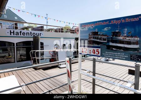 Blick von der Promenade am Alten Strom zum Boot für eine Hafenrundfahrt in Warnemünde, Hansestadt Rostock, Ostseeküste, Mecklenburg-Vorpommern, Deutschland, Europa Stockfoto