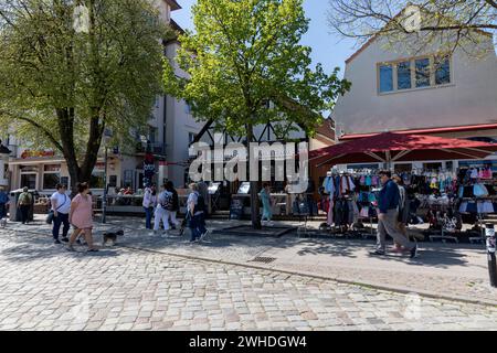 Blick von der Promenade zu Souvenirläden und Einkaufsmöglichkeiten mit Touristen im Alten Strom in Warnemünde, Hansestadt Rostock, Ostseeküste, Mecklenburg-Vorpommern, Deutschland, Europa Stockfoto