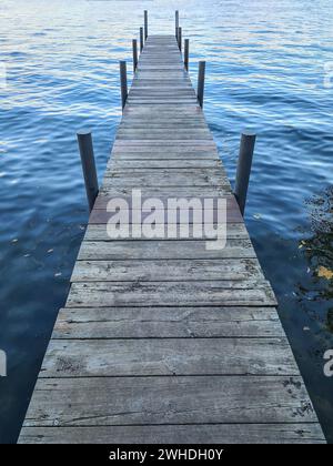 Entspannung pur am nahen Wannsee mit Blick auf die alten Holzdielen von einem Holzsteg auf dem Wasser Stockfoto