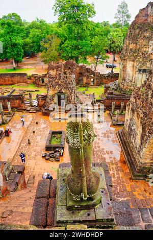 Regendurchtränkter Blick von der Spitze des Pre Rup Tempels, eines staatlichen Tempels aus dem 10. Jahrhundert, erbaut von Rajendravarman, Khmer-König in der Nähe von Angkor Wat, in Siem Reap, Kambodscha Stockfoto